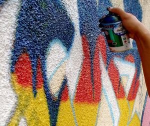 Graffiti na elewacji budynku