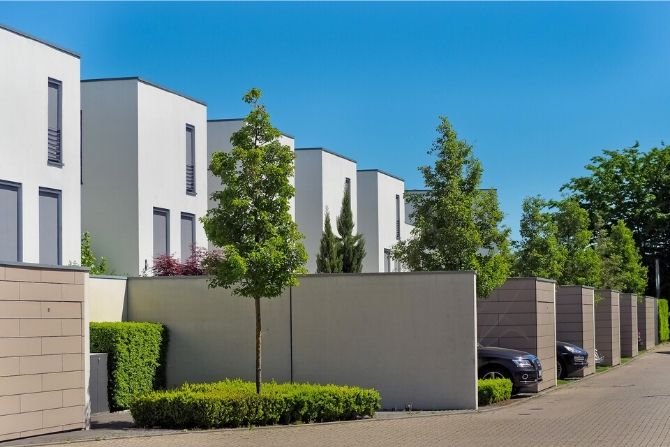 Zakup miejsca postojowego poza centrum – czy to się opłaca?