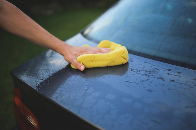 Czy gmina może zakazać mycia samochodów na posesji?