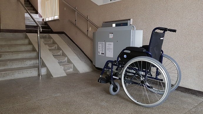 Galeria Winda pionowa, platforma schodowa czy pochylnia – które rozwiązanie jest najlepsze?