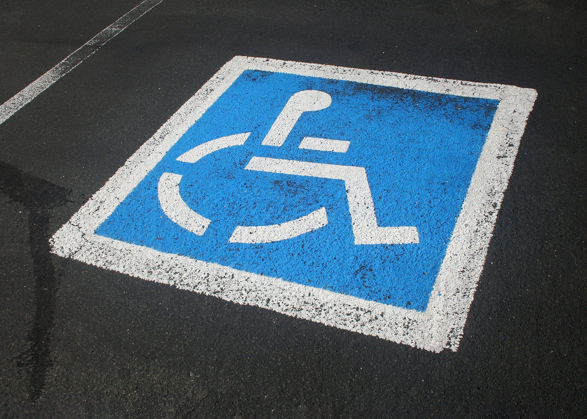 Mandat za parkowanie na miejscu dla niepełnosprawnych – ile wyniesie w 2022?