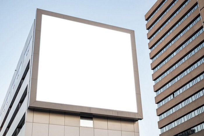 Baner reklamowy na elewacji budynku - wady i zalety reklamy zewnętrznej