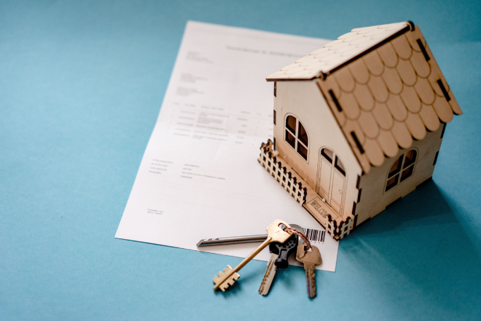 Czy nabycie własności mieszkania jest konieczne dla skorzystania ze zwolnienia podatkowego w PIT?