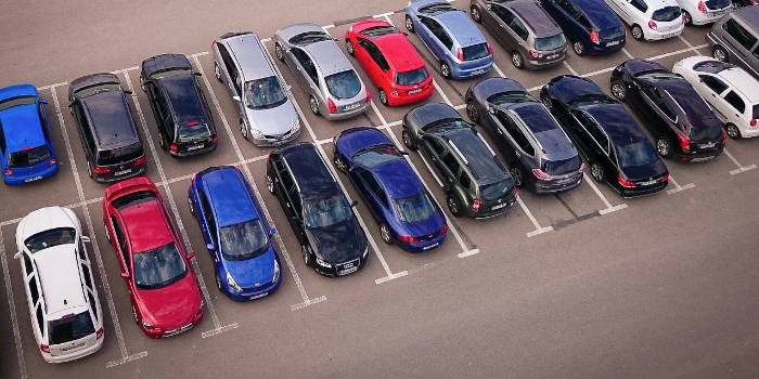 Konieczność budowy większej liczby miejsc parkingowych oznacza droższe mieszkania?