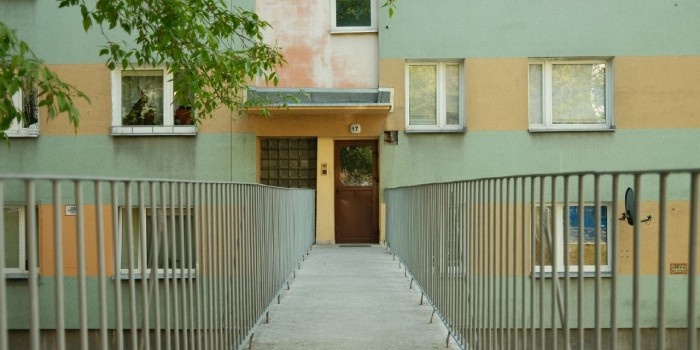 Sąsiedzka wojna o otwarte drzwi na klatce schodowej może skończyć się wysokim mandatem