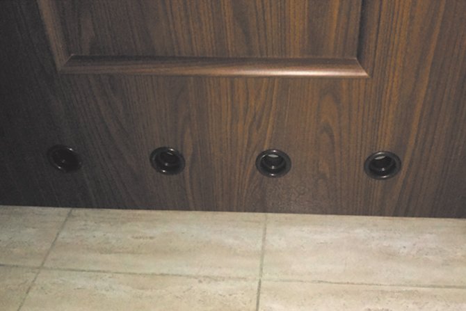 Otwory w drzwiach do łazienki niespełniające wymagania dotyczącego minimalnej powierzchni - 200cm2
fot. Autorzy