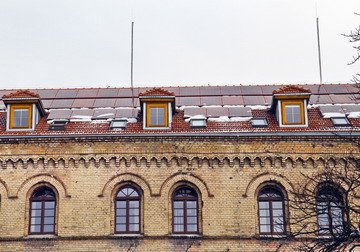 Na dachu zabytkowego urzędu marszałkowskiego przy ul. Augustyńskiego na Dolnym Mieście zainstalowano 159 sztuk moduł&oacute;w fotowoltaicznych o łącznej powierzchni 340 m kw.
urzad.pomorskie.eu