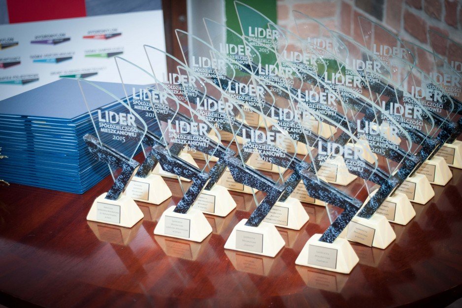 Statuetki "Lider Spółdzielczości Mieszkaniowej 2015"  wraz z dyplomami oczekiwały na rozdanie
