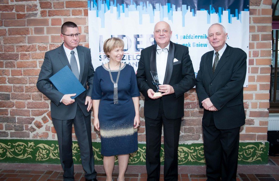 Laureaci kategorii "Spółdzielnie małe bez przychodu z inwestycji"; od lewej: Tomasz Banachowicz - pełnomocnik zarządu Czarnkowskiej SM,  Bogusława Wiewiórowska-Paradowska - prezes Grupy Medium, Wiesław Grott - prezes zarządu tej spółdzielni oraz Krzyszto.