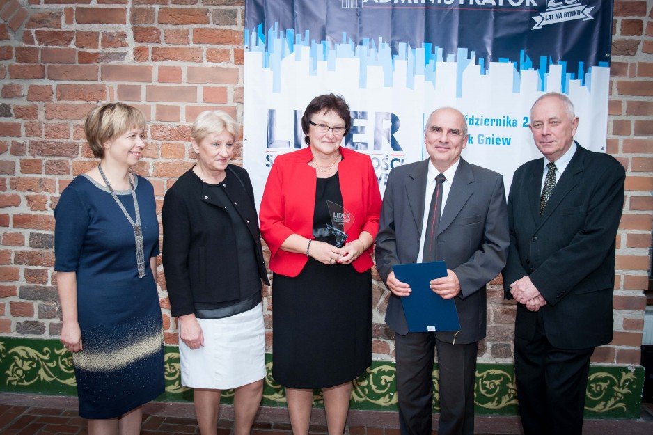 Laureaci kategorii "Spółdzielnie małe bez przychodu z inwestycji"; od lewej: Bogusława Wiewiórowska-Paradowska - prezes Grupy Medium, Elżbieta Orlita - członek zarządu SM „Prądnik Biały-Zachód” w Krakowie, Katarzyna Müller - prezes jej zarządu, Artur Wal.
