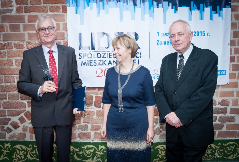 Laureaci kategorii "Spółdzielnie średnie z przychodem z inwestycji"; od lewej: Stanisław Gałązka - prezes zarządu SM „Grenadierów” w Warszawie, Bogusława Wiewiórowska-Paradowska - prezes Grupy Medium oraz Krzysztof Cichowski ze Związku Rewizyjnego Spółdz.