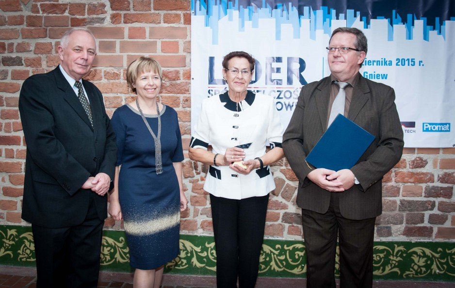 Laureaci kategorii "Spółdzielnie średnie bez przychodu z inwestycji"; od  lewej: Krzysztof Cichowski ze Związku Rewizyjnego Spółdzielni Mieszkaniowych RP, Bogusława Wiewiórowska-Paradowska - prezes Grupy Medium, Edyta Szweda-Jankowska - członek Rady Nadz.