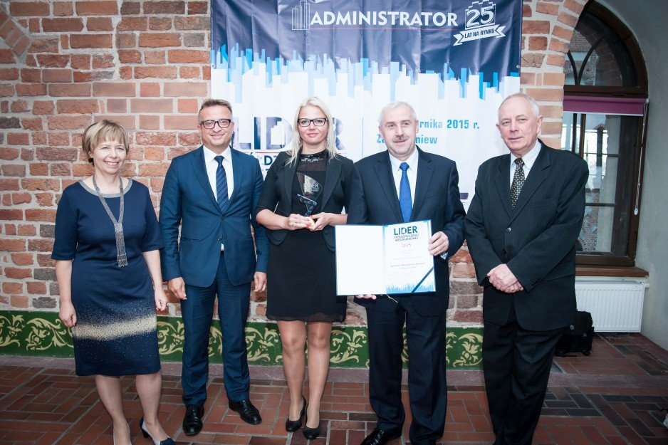 Laureaci kategorii "Spółdzielnie średnie bez przychodu z inwestycji"; od lewej: Bogusława Wiewiórowska-Paradowska - prezes Grupy Medium, Mieczysław Serocki - wiceprezes zarządu  SM „Kociewie” w Starogardzie Gdańskim, Ewa Sommerfeld - jej wiceprezes zarzą.