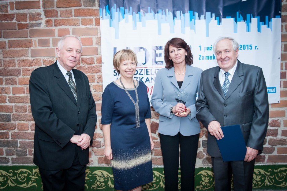 Laureaci kategorii "Spółdzielnie średnie bez przychodu z inwestycji"; od lewej: Bogusława Wiewiórowska-Paradowska - prezes Grupy Medium, Krzysztof Cichowski ze Związku Rewizyjnego Spółdzielni Mieszkaniowych RP, Monika Kazula - przewodnicząca Rady Nadzorc.