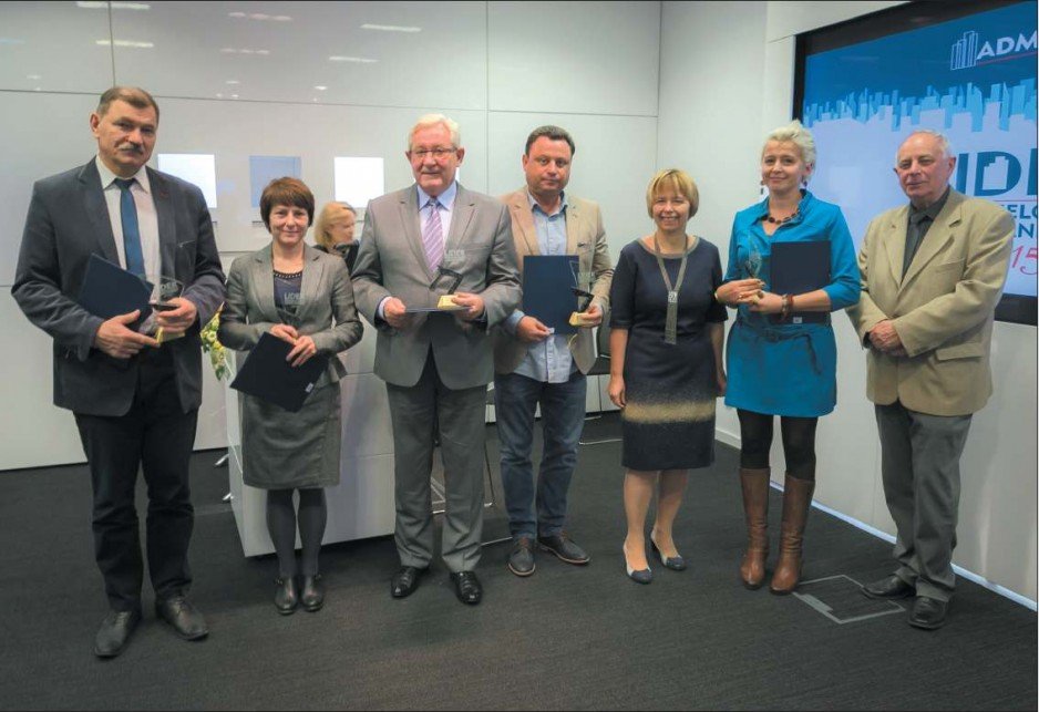 Laureaci kategorii "Spółdzielnie duże bez przychodu z inwestycji"; od lewej: Janusz Szacoń - prezes zarządu RSM „Motor” w Lublinie, Anna Wojtok - prezes zarządu SM „Aleja Majowa” w Gliwicach, Jan Lemański - prezes zarządu SM „Północ” w Częstochowie, Krzy.