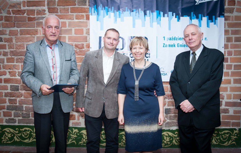 Laureaci kategorii "Spółdzielnie największe bez przychodu z inwestycji"; od lewej: Zbigniew Mencwela - prezes zarządu Pabianickiej SM, Przemysław Mikołajewski - członek jej zarządu oraz  Bogusława Wiewiórowska-Paradowska - prezes Grupy Medium i Krzysztof.