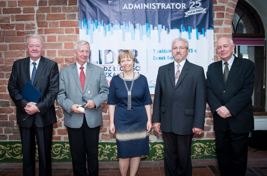 Laureaci kategorii "Spółdzielnie największe bez przychodu z inwestycji"; od lewej: Krzysztof Iwulski - przewodniczący Rady Nadzorczej SM „Jaroty” w Olsztynie, Roman Przedwojski - prezes jej zarządu, Bogusława Wiewiórowska-Paradowska - prezes Grupy Medium.