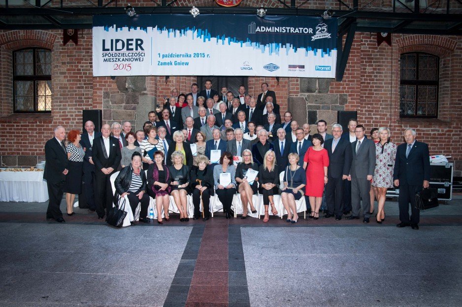 Zdjęcie grupowe laureatów "Lidera Spółdzielczości Mieszkaniowej 2015"