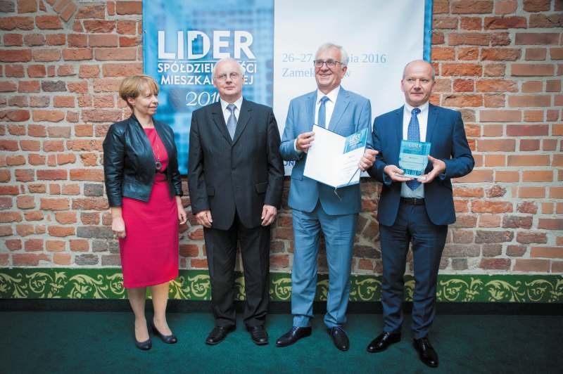 Od lewej: Bogusława Wiewiórowska-Paradowska (prezes Grupy MEDIUM) i Marian Banacki (prezes zarządu Pomorskiego Stowarzyszenia Zarządców Nieruchomości Spółdzielni Mieszkaniowych) oraz przedstawiciele SB-M „Grenadierów” w Warszawie Stanisław Gałązka (preze.