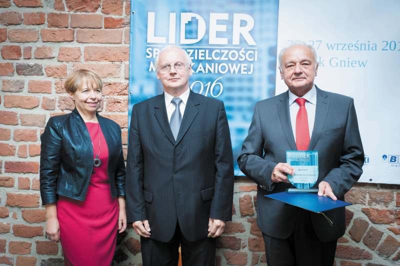 Od lewej: Bogusława Wiewiórowska-Paradowska (prezes Grupy MEDIUM) i Marian Banacki (prezes zarządu Pomorskiego Stowarzyszenia Zarządców Nieruchomości Spółdzielni Mieszkaniowych) oraz Ryszard Mikołajczyk (prezes zarządu SB-M
„Torwar” w Warszawie)