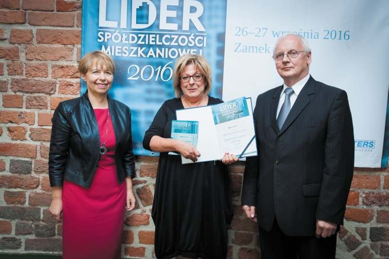 Po lewej: Bogusława Wiewiórowska-Paradowska (prezes Grupy MEDIUM), w środku: Joanna Edelman (pełnomocnik zarządu ze SM „Złote Łany” w Bielsku-Białej), po prawej: Marian Banacki (prezes zarządu Pomorskiego Stowarzyszenia Zarządców Nieruchomości Spółdzieln.