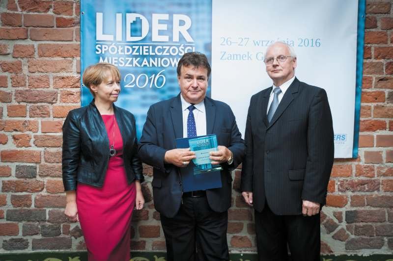 Po lewej: Bogusława Wiewiórowska-Paradowska (prezes Grupy MEDIUM), w środku: Stanisław Sokół (prezes zarządu ze SM „Zawiercie”), po prawej: Marian Banacki (prezes zarządu Pomorskiego Stowarzyszenia Zarządców Nieruchomości Spółdzielni Mieszkaniowych)