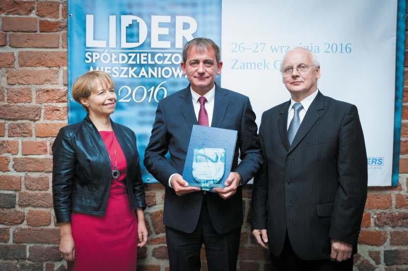 Po lewej: Bogusława Wiewiórowska-Paradowska (prezes Grupy MEDIUM), w środku: Paweł Niewiadomski (prezes zarządu ze SML-W w Jarocinie), po prawej: Marian Banacki (prezes zarządu Pomorskiego Stowarzyszenia Zarządców Nieruchomości Spółdzielni Mieszkaniowych)