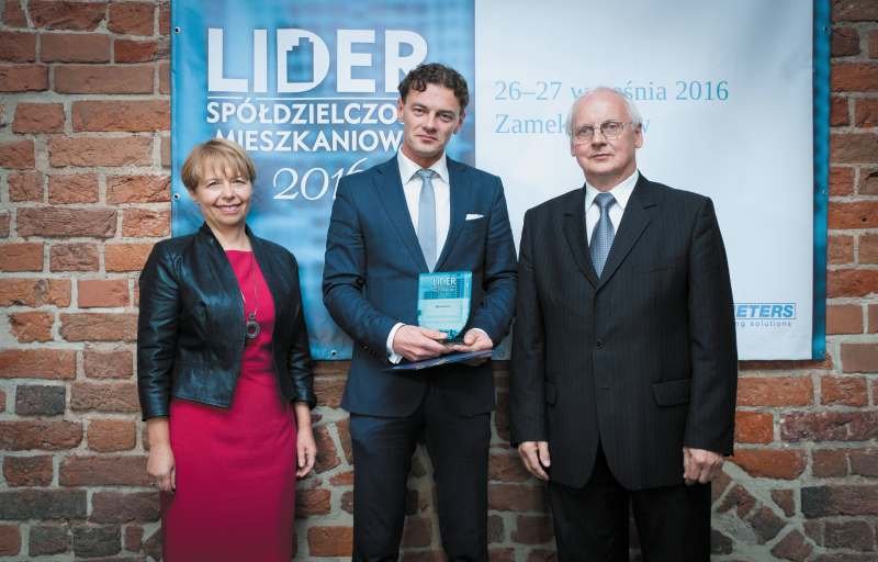 Po lewej: Bogusława Wiewiórowska-Paradowska (prezes Grupy MEDIUM), w środku: Piotr Laszkowski (dyrektor finansowy ze SM im. 23 Lutego w Koziegłowach), po prawej: Marian Banacki (prezes zarządu Pomorskiego Stowarzyszenia Zarządców Nieruchomości Spółdzieln.