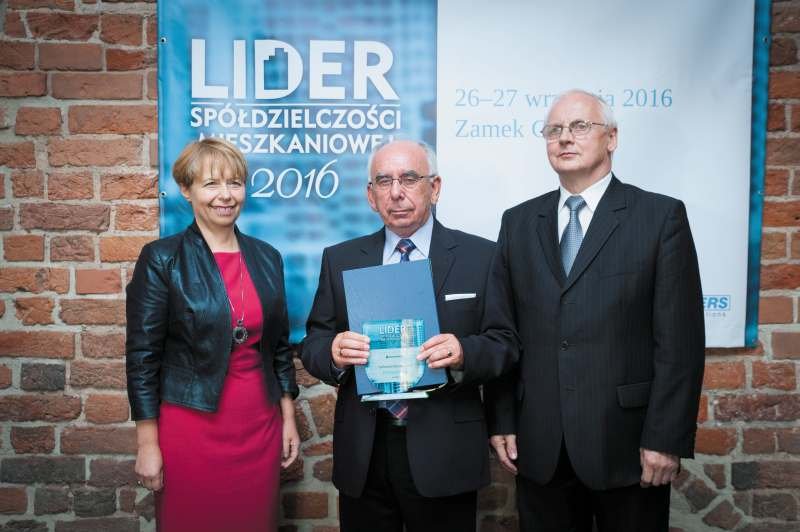Po lewej: Bogusława Wiewiórowska-Paradowska (prezes Grupy MEDIUM), w środku: Zbigniew Lipski (prezes zarządu ze SM „Perspektywa” w Łomży), po prawej: Marian Banacki (prezes zarządu Pomorskiego Stowarzyszenia Zarządców Nieruchomości Spółdzielni Mieszkanio.