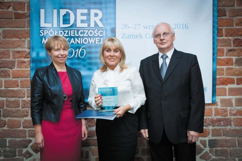 Po lewej: Bogusława Wiewiórowska-Paradowska (prezes Grupy MEDIUM), w środku: Maria Santura (prezes zarządu) ze SM „Podgórze” w Krakowie), po prawej: Marian Banacki (prezes zarządu Pomorskiego Stowarzyszenia Zarządców Nieruchomości Spółdzielni Mieszkaniow.