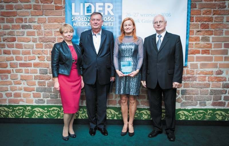 Po lewej: Bogusława Wiewiórowska-Paradowska (prezes Grupy MEDIUM), w środku: przedstawiciele Pomorskiej SM w Bydgoszczy Wiesław Gęsikowski (prezes zarządu) i Barbara Bernasińska (członek zarządu), po prawej: Marian Banacki (prezes zarządu Pomorskiego Sto.