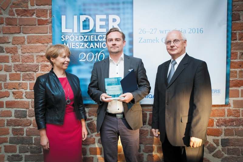 Po lewej: Bogusława Wiewiórowska-Paradowska (prezes Grupy MEDIUM), w środku: Grzegorz Okoński (członek Rady Nadzorczej z Międzyzakładowej SM „Energetyka” w Warszawie), po prawej: Marian Banacki (prezes zarządu Pomorskiego Stowarzyszenia Zarządców Nieruch.
