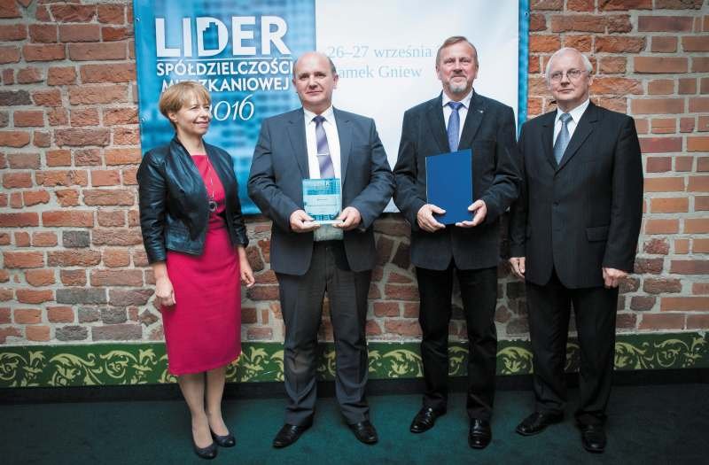 Po lewej: Bogusława Wiewiórowska-Paradowska (prezes Grupy MEDIUM), w środku przedstawiciele RSM „Ursus” w Warszawie Robert Gorzycki (prezes zarządu) i Kazimierz Przybytkowski (zastępca prezesa), po prawej: Marian Banacki (prezes zarządu Pomorskiego Stowa.