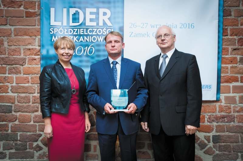 Po lewej: Bogusława Wiewiórowska-Paradowska (prezes Grupy MEDIUM), w środku Dariusz Podroużek (dyrektor ze SM „Metalowiec” we Wrocławiu), po prawej: Marian Banacki (prezes zarządu Pomorskiego Stowarzyszenia Zarządców Nieruchomości Spółdzielni Mieszkaniow.