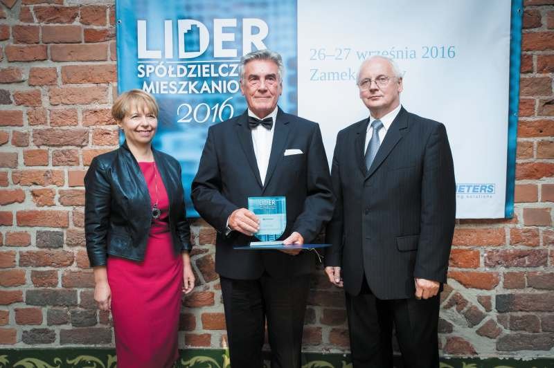 Po lewej: Bogusława Wiewiórowska-Paradowska (prezes Grupy MEDIUM), w środku Zdzisław Wójtowicz (przewodniczący Rady Nadzorczej z Kieleckiej SM), po prawej: Marian Banacki (prezes zarządu Pomorskiego Stowarzyszenia Zarządców Nieruchomości Spółdzielni Mies.