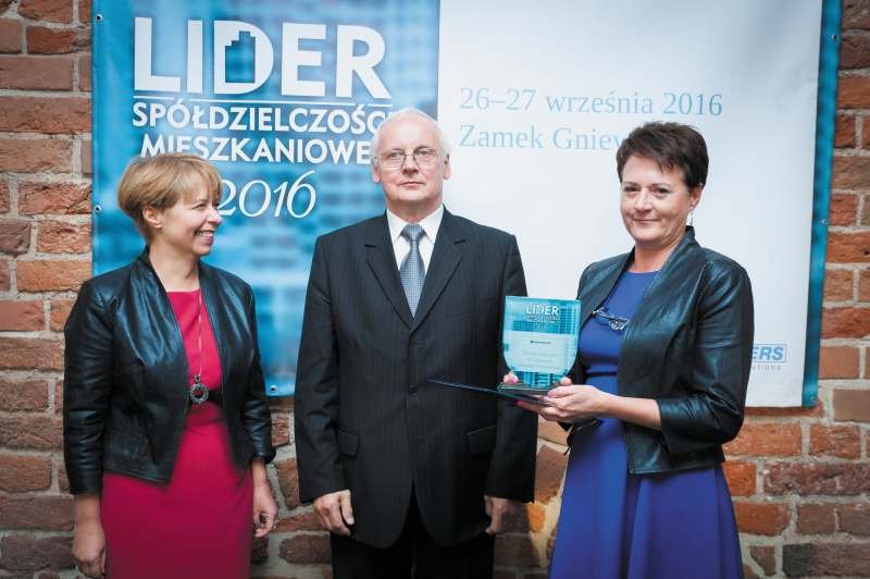 Po lewej: Bogusława Wiewiórowska-Paradowska (prezes Grupy MEDIUM) i Marian Banacki (prezes zarządu Pomorskiego Stowarzyszenia Zarządców Nieruchomości Spółdzielni Mieszkaniowych), po prawej Kinga Szczepanek (przewodnicząca Rady Nadzorczej Płockiej SML-W)
