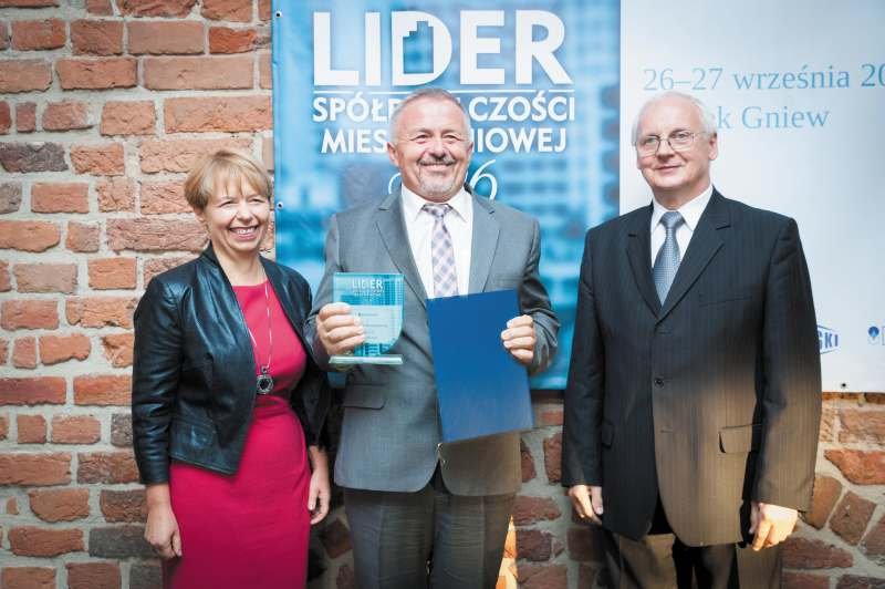 Po lewej: Bogusława Wiewiórowska-Paradowska (prezes Grupy MEDIUM), w środku Władysław Dydo (prezes zarządu SM „Nowa” w Jastrzębiu-Zdroju), po prawej: Marian Banacki (prezes zarządu Pomorskiego Stowarzyszenia Zarządców Nieruchomości Spółdzielni Mieszkanio.