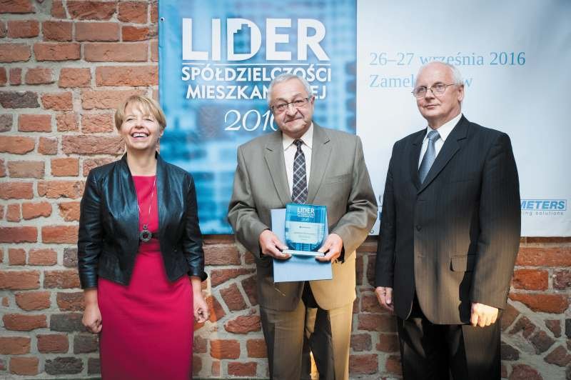 Po lewej: Bogusława Wiewiórowska-Paradowska (prezes Grupy MEDIUM), w środku Ryszard Turek (zastępca prezesa zarządu ze SM „Bródno” w Warszawie), po prawej: Marian Banacki (prezes zarządu Pomorskiego Stowarzyszenia Zarządców Nieruchomości Spółdzielni Mies.