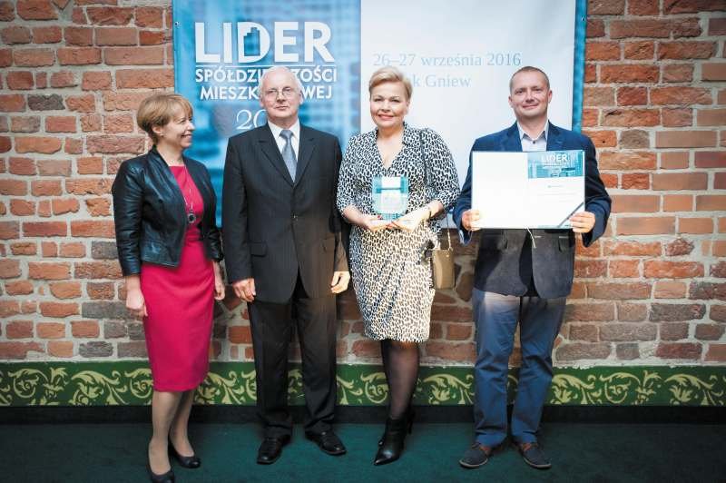 Po lewej: Bogusława Wiewiórowska-Paradowska (prezes Grupy MEDIUM) i Marian Banacki (prezes zarządu Pomorskiego Stowarzyszenia Zarządców Nieruchomości Spółdzielni Mieszkaniowych), po prawej przedstawiciele  Pabianickiej SM Krystyna Cechowicz (członek zarz.