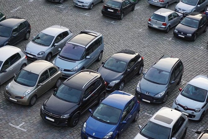 Czy wsp&oacute;lnota mieszkaniowa może ustalić zasady parkowania samochod&oacute;w na zewnętrznej części wsp&oacute;lnej i zakazać wsp&oacute;łwłaścicielom stałego parkowania?
pixabay.com