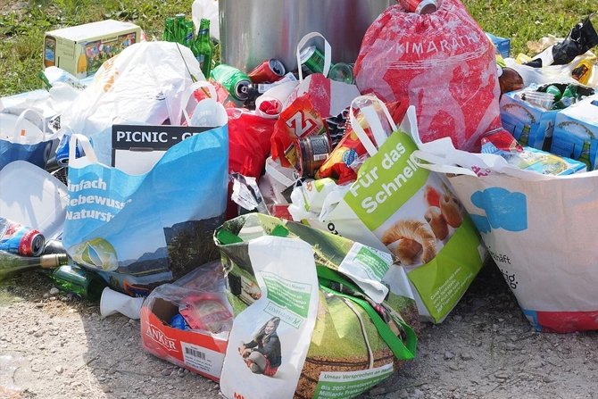 Selektywnie zbiera się: papier, szkło, metale, tworzywa sztuczne, odpady ulegające biodegradacji, ze szczeg&oacute;lnym uwzględnieniem bioodpad&oacute;w
fot. pixabay.com