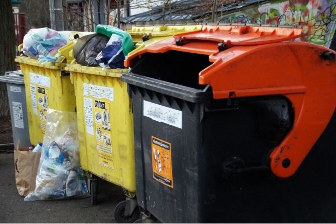 Ważnym problem w zagospodarowaniu odpad&oacute;w staje się przestrzeń samego śmietnika i jej ograniczenia. Miasta domagają się od wielu nieruchomości dostawienia dodatkowych pojemnik&oacute;w
fot. Pixabay