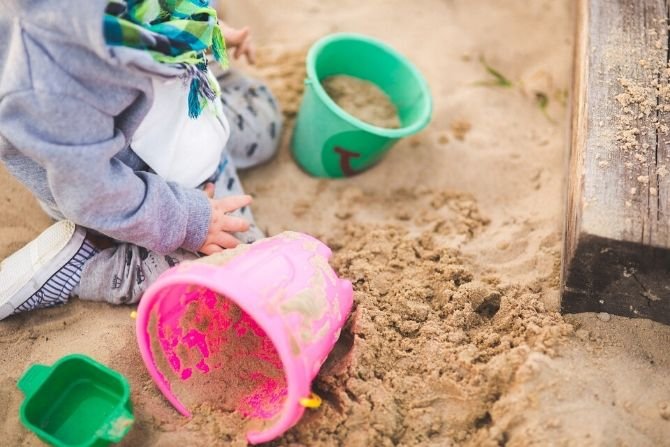 Państwowa Inspekcja Sanitarna w ramach sprawowania nadzoru sanitarnego kontroluje piaskownice zar&oacute;wno og&oacute;lnodostępne w przestrzeni publicznej, jak r&oacute;wnież na terenach przedszkoli czy żłobk&oacute;w
fot. Pixabay