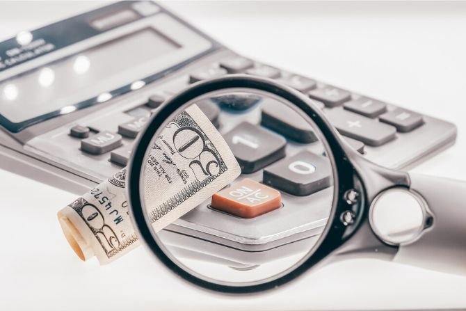 Symboliczne przedstawienie weryfikacji podatk&oacute;w; fot. pixabay