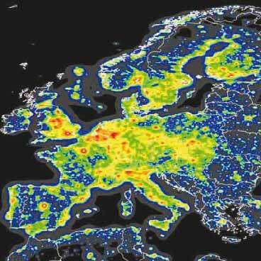 Rys. 1. Zanieczyszczenie światłem nieba nad Europą.
Kolory odzwierciedlają stopień tego zjawiska: czerń, szarość i niebieski – najmniejsze zanieczyszczenie, zieleń, pomarańcz, czerwień i biel – wzrastające zanieczyszczenie