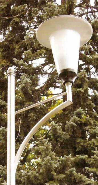 Rys. 4. Przykład oprawy parkowej z daszkiem i kloszem mlecznym osłaniającym źródło światła – taka oprawa oświetla ścieżkę i otaczającą zieleń, ale nie niebo (kat. ELGO).
