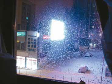 Rys. 7. Przykład jaskrawego ekranu reklamowego w jednym z polskich miast (grudzień 2012 roku – foto: „Gazeta Wyborcza”, dodatek z Zielonej Góry).