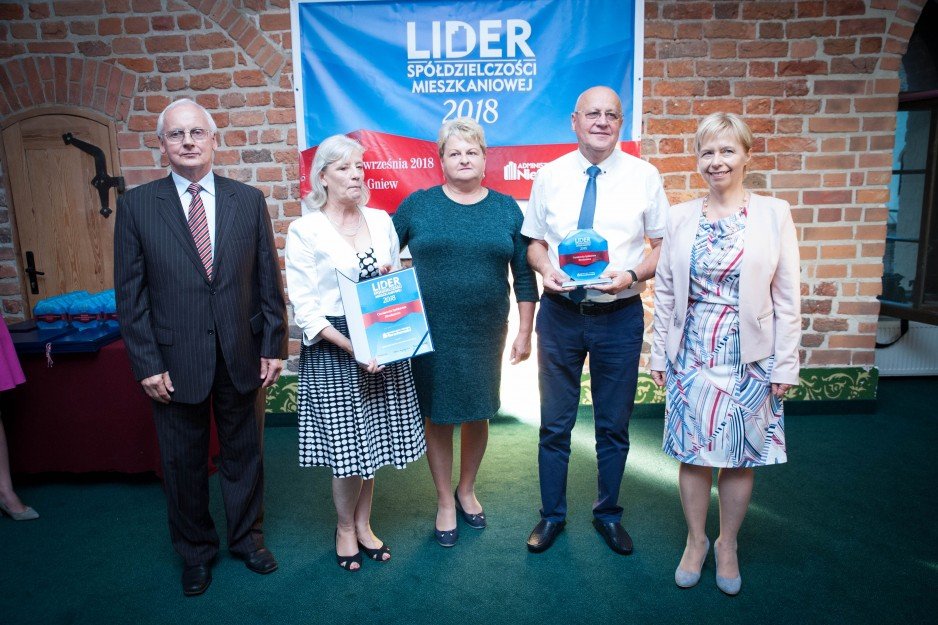 Lidia Mecha, przewodnicząca rady nadzorczej,
Danuta Zatoka, członek rady nadzorczej, i Czesław
Grott, prezes zarządu Czarnkowskiej SM