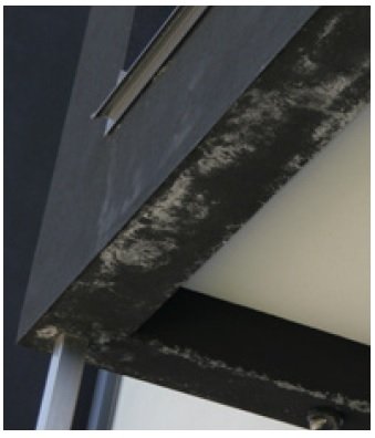 Fot. 8. Na tynkach w ciemnych kolorach często
ujawniają się wady związane z błędami
w wykonaniu innych prac budowlanych