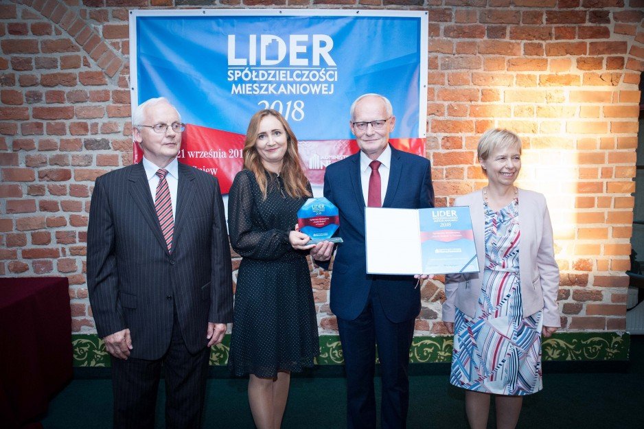 Magdalena Grala, kierownik działu gospodarki
nieruchomościami, i Tadeusz Stachowski, prezes
zarządu SM „Osiedle Młodych” w Poznaniu